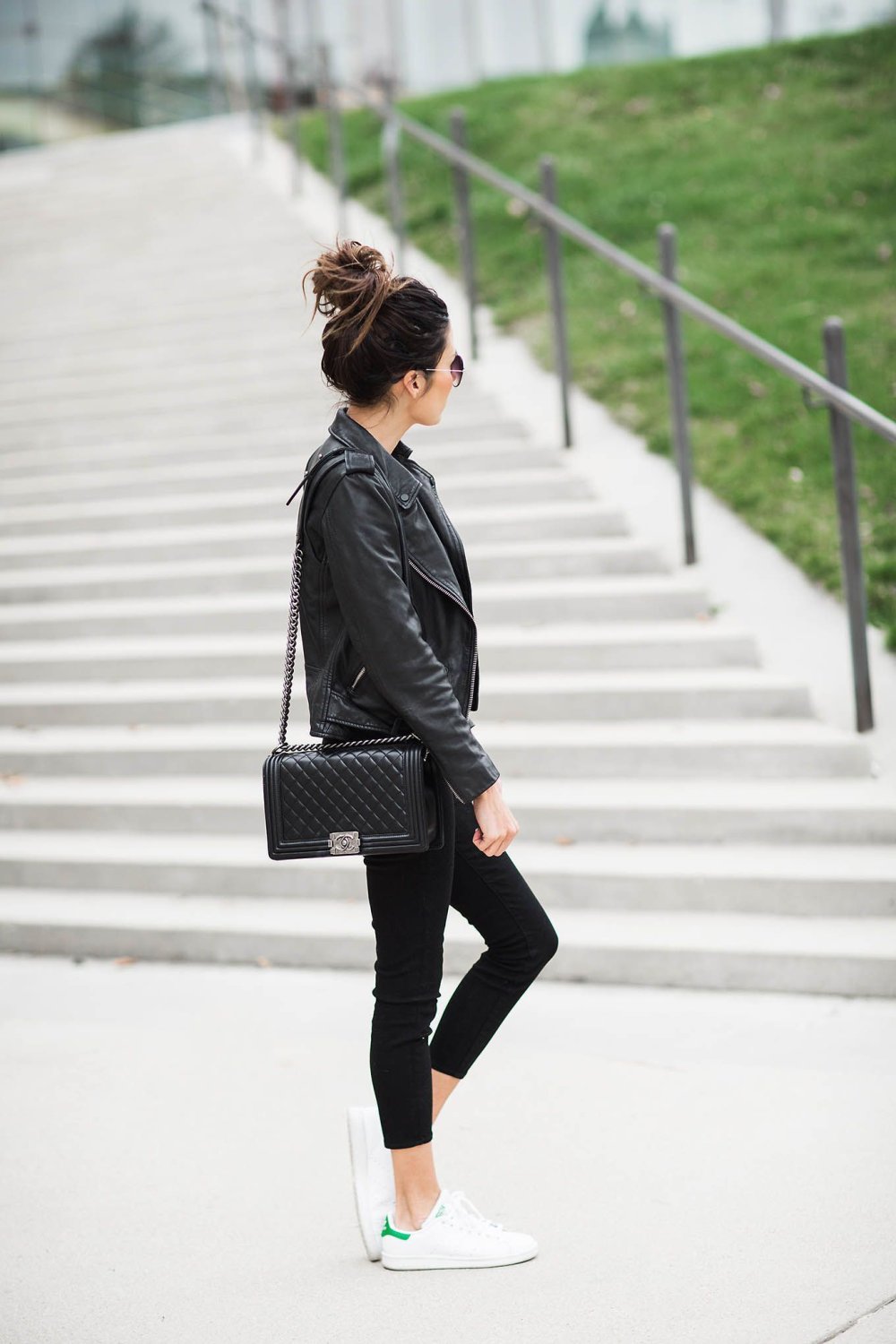 Стильная девушка в куртке