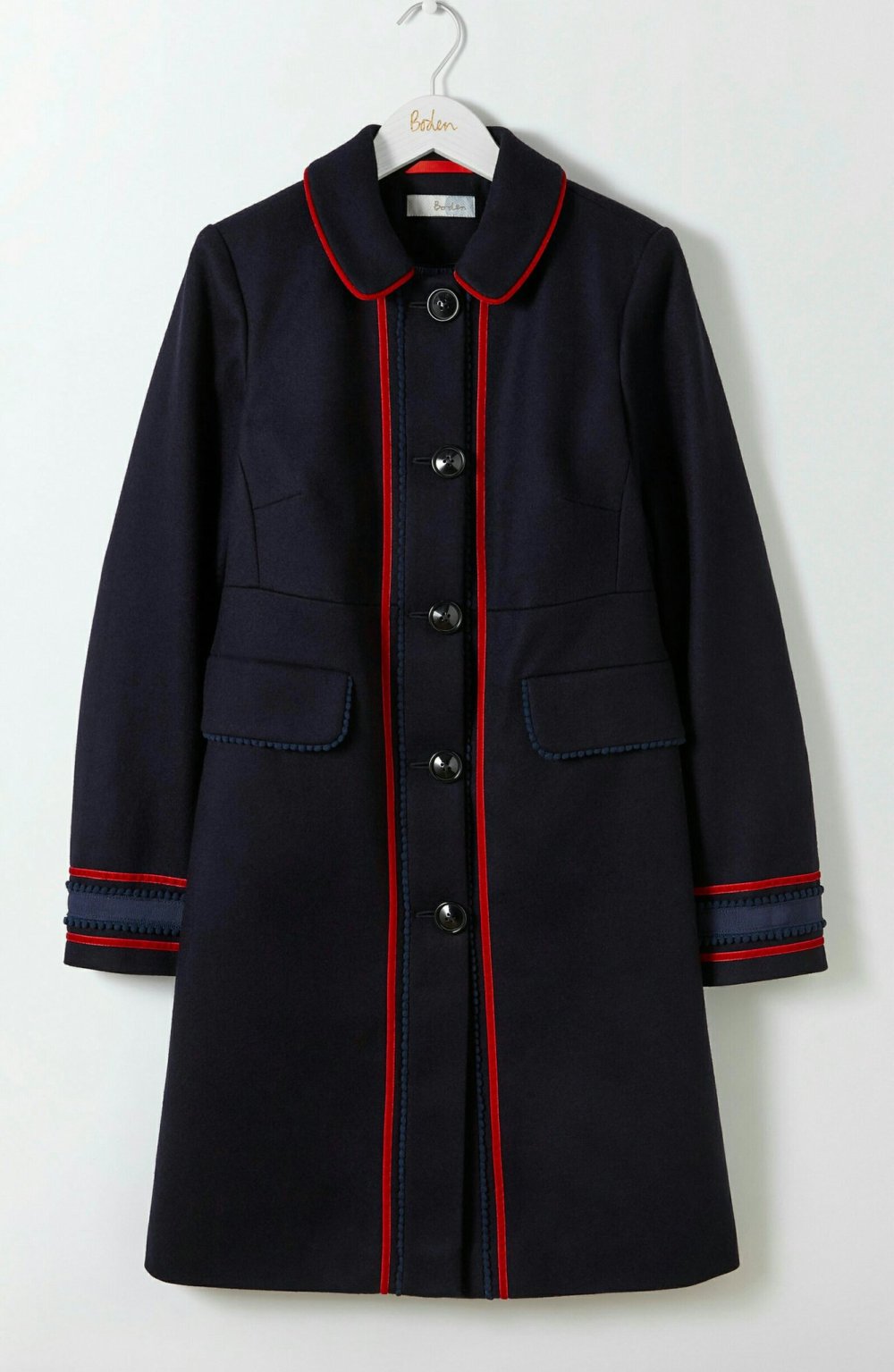 Оджи красное пальто