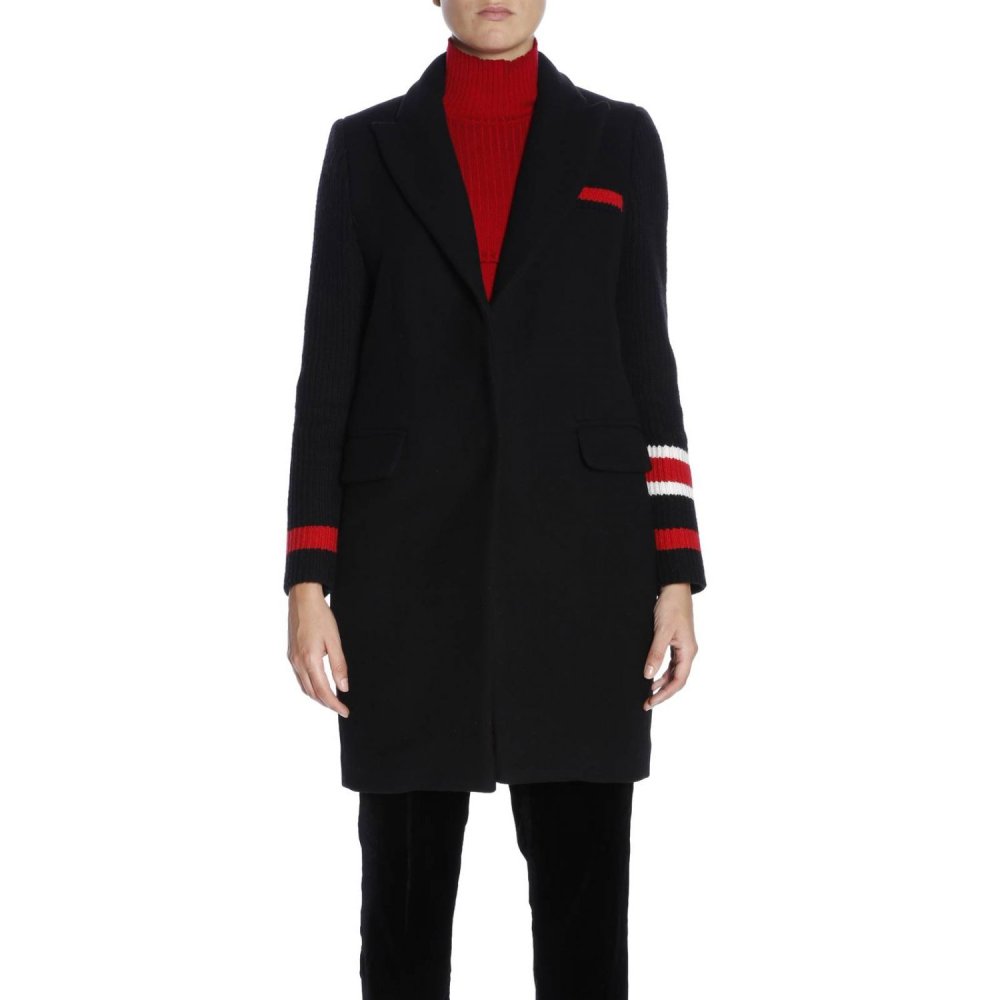 Брюнетка в Красном пальто