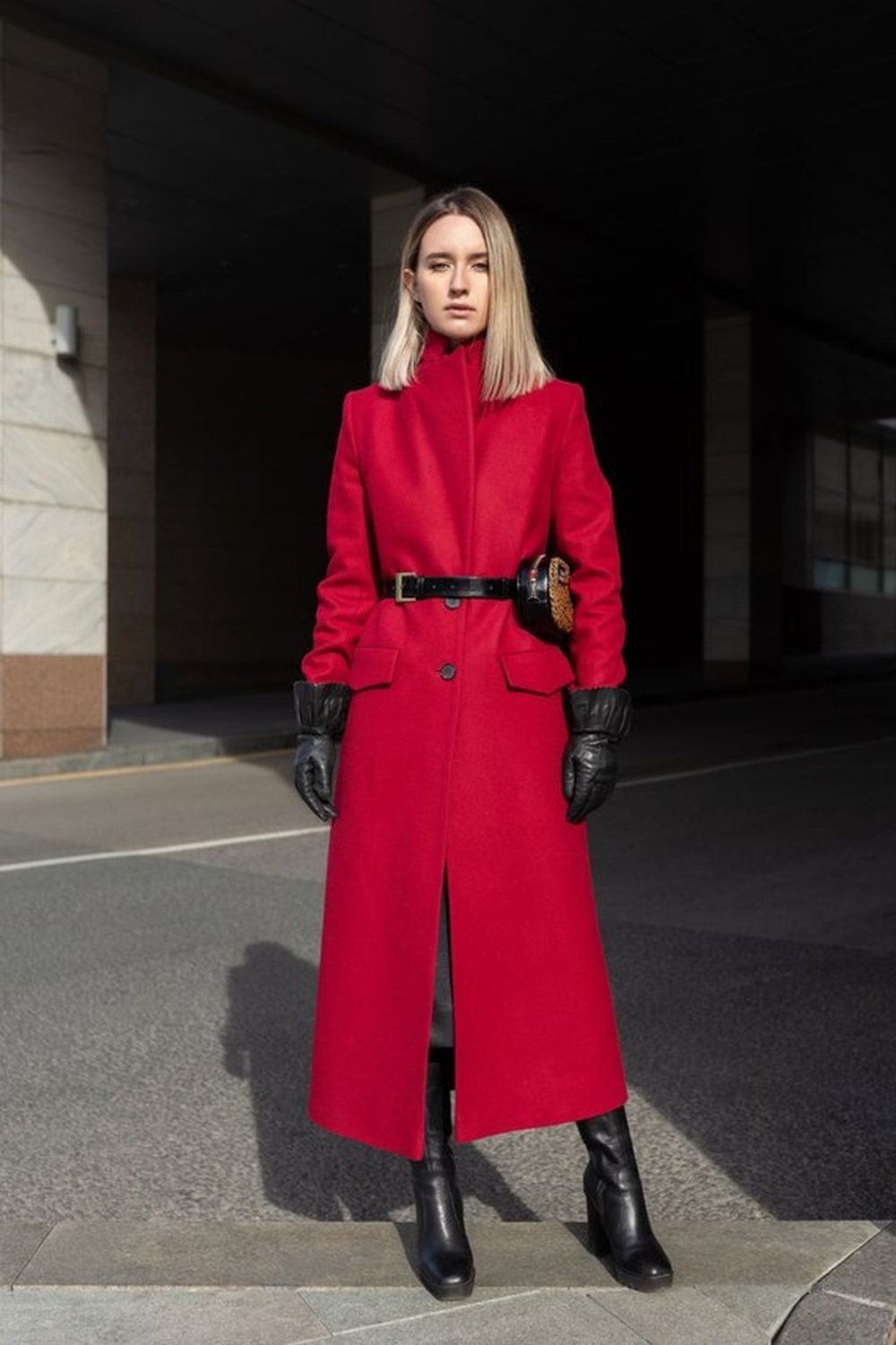 Черное стеганое пальто с красной подкладкой