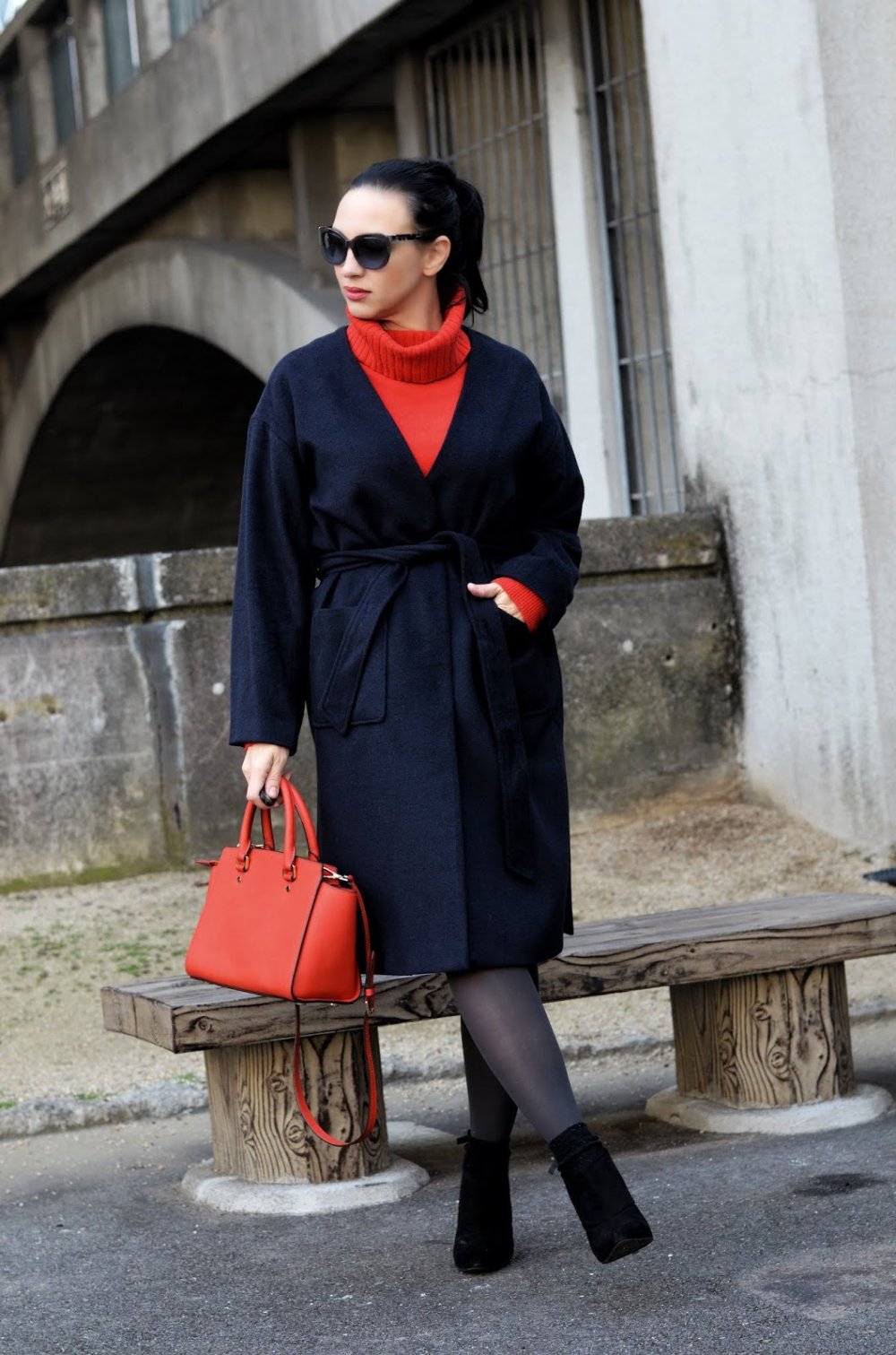 Серое пальто с красным