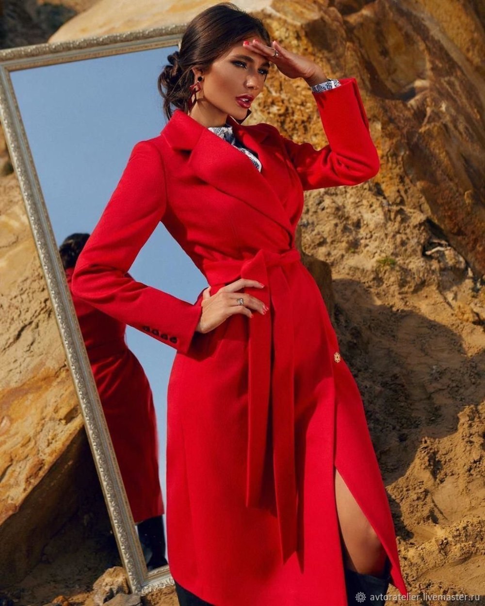 Черное пальто с красной подкладкой