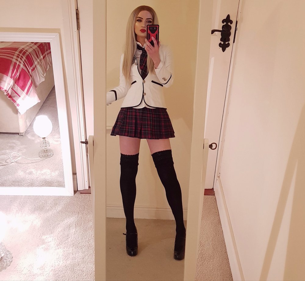 Красивые кроссдрессеры в мини платьях