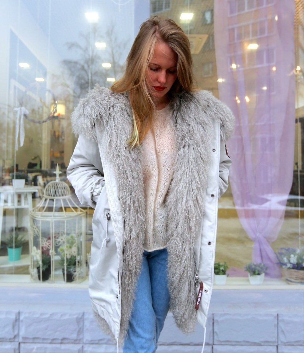 Пуховик монклер с мехом ламы