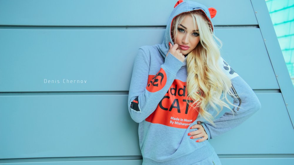 Девушка в спортивной кофте