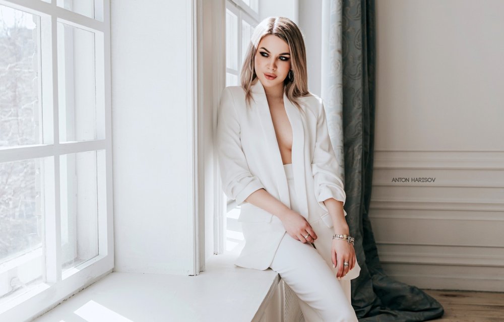 Девушка блондинка в костюме