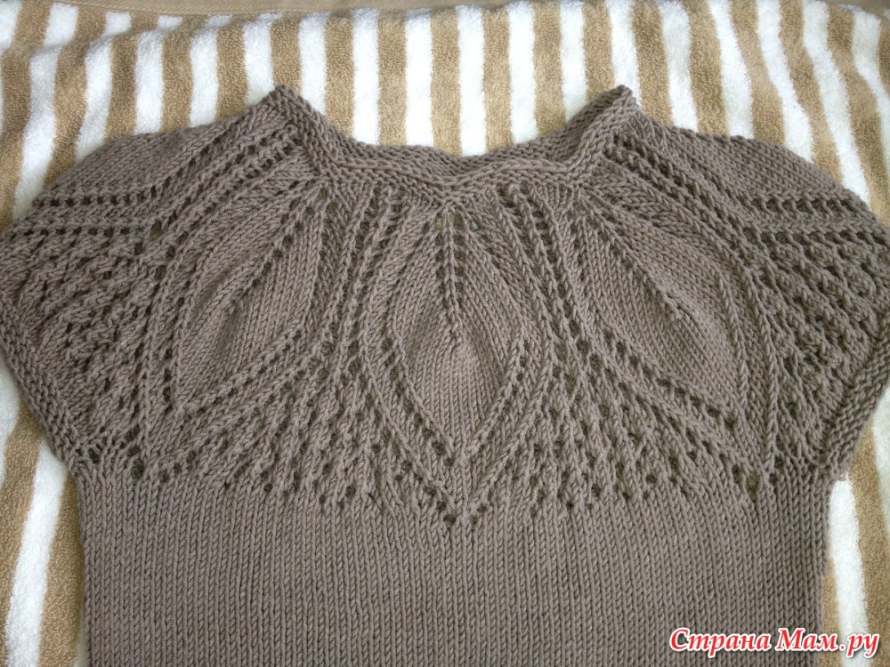 Кофта с кокеткой листиками