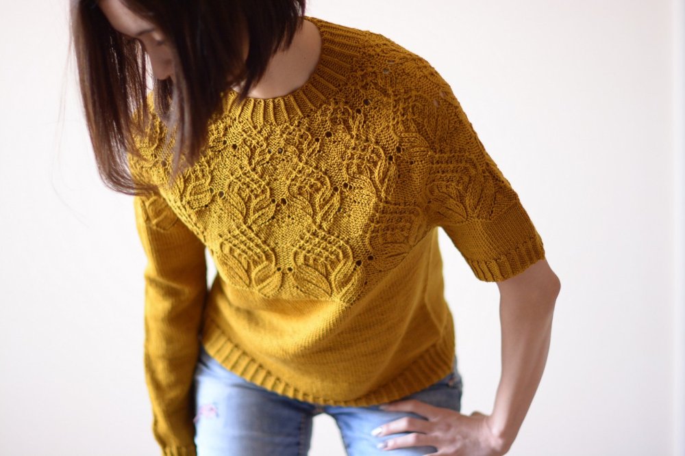 Желтый свитер с круглой кокеткой