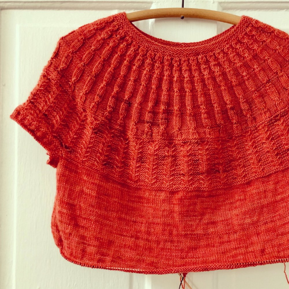 Джемпер с круглой кокеткой сверху