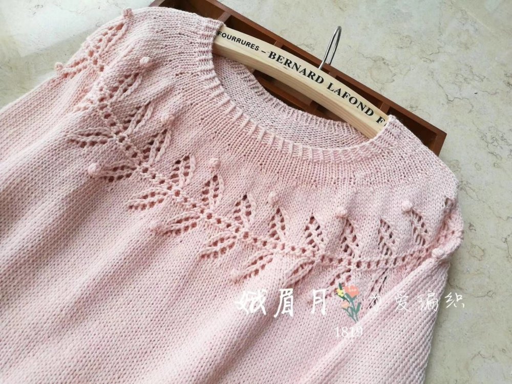 Кофта с кокеткой листиками