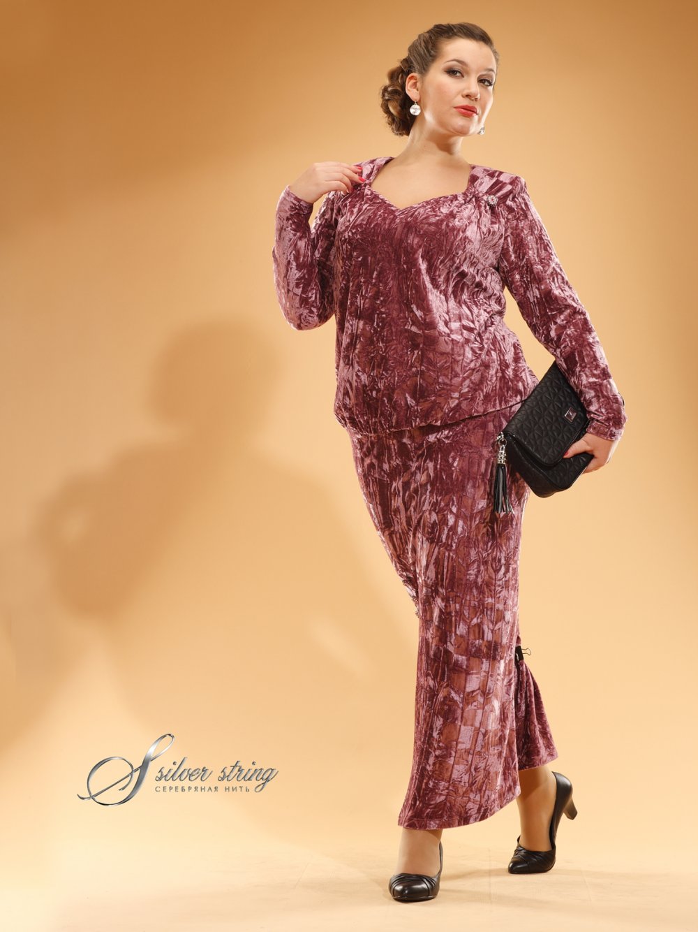 Длинное платье из черного велюра для полных