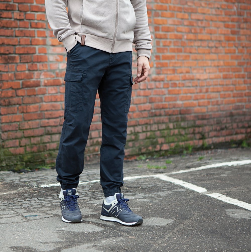 Спортивные штаны с джинсовой курткой мужчине