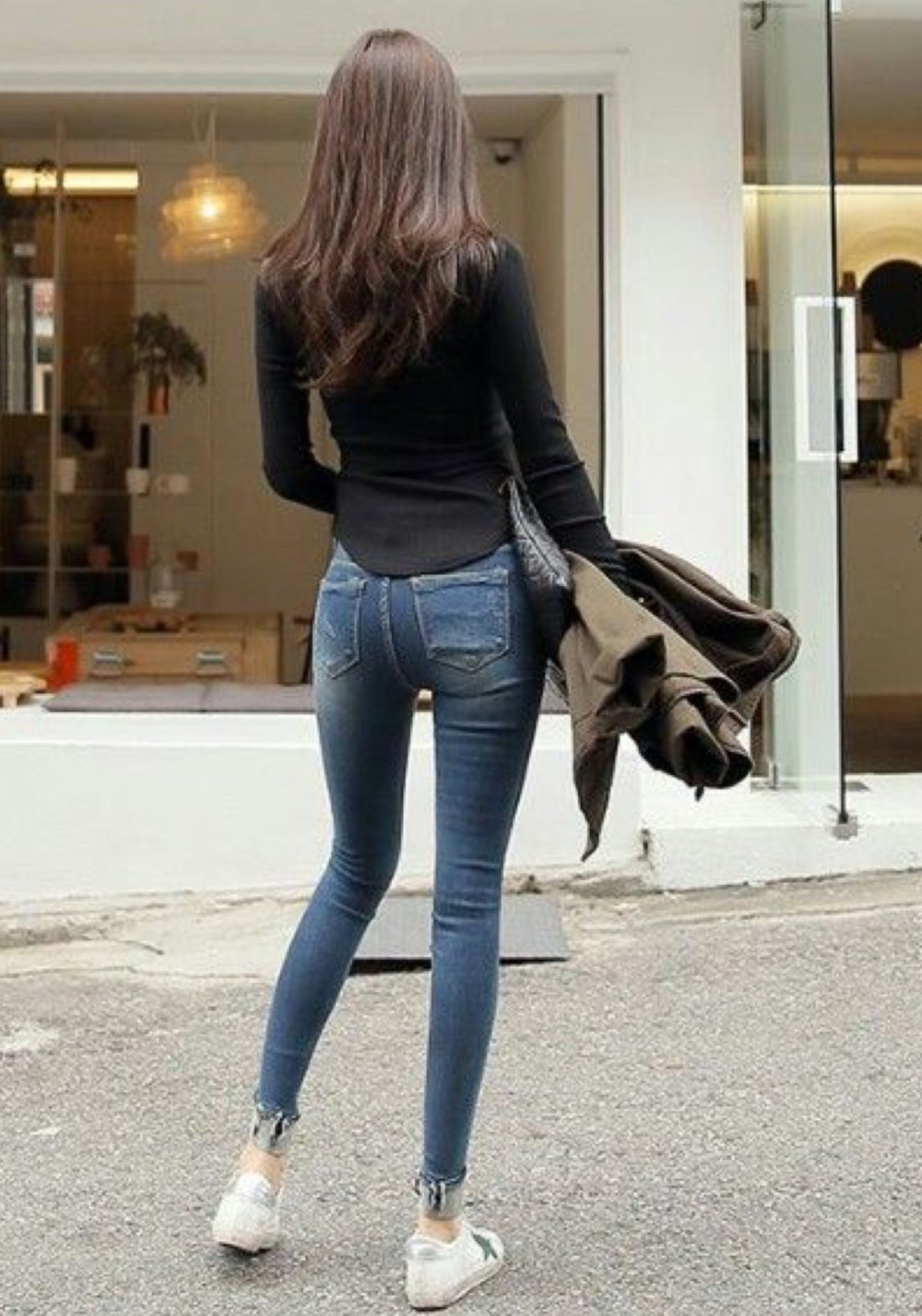 Жозефина Форсберг в голубых джинсах