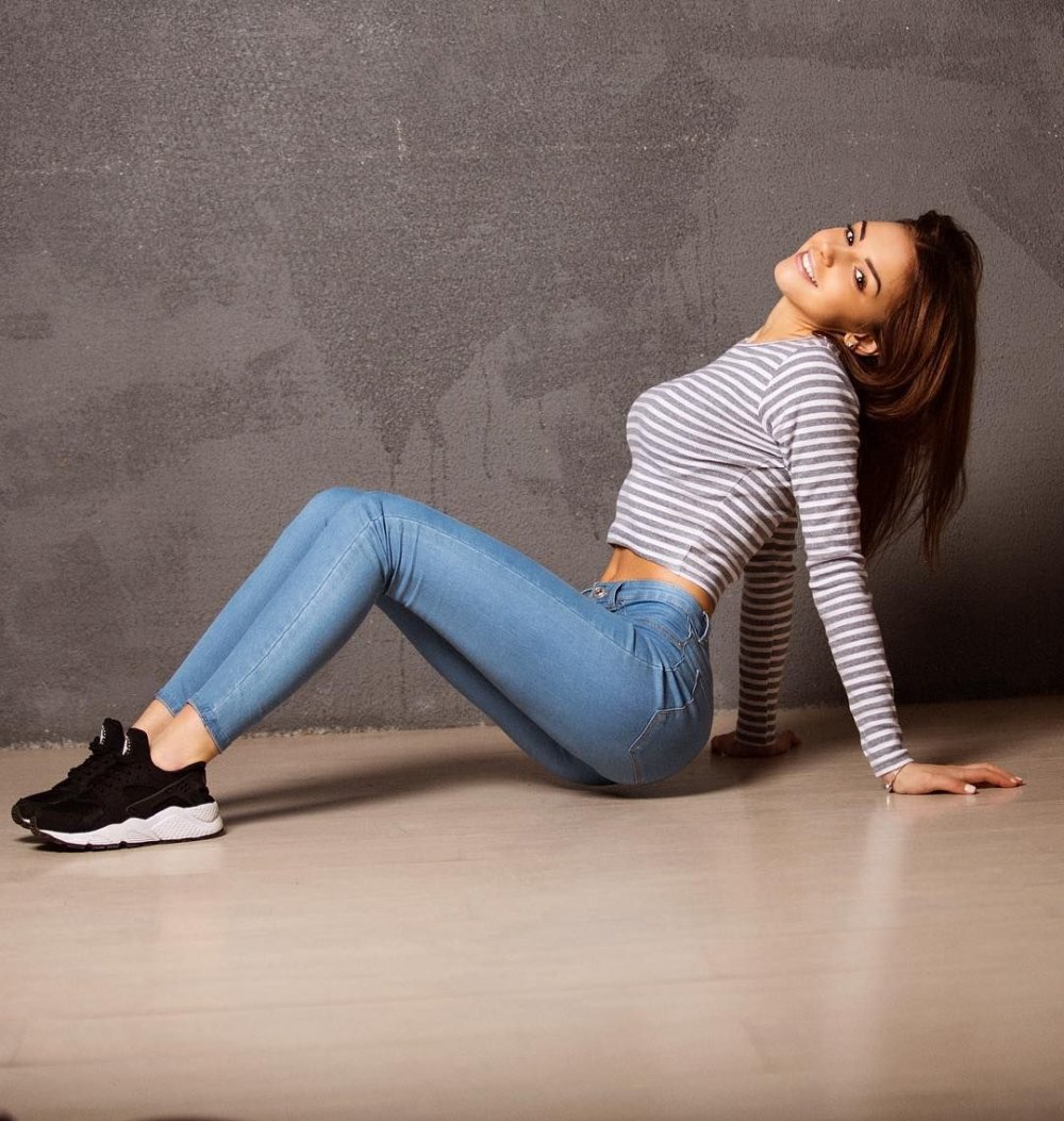 Leah Gotti в джинсах