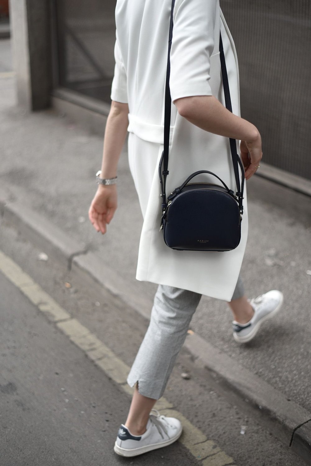 Сумка к белому костюму