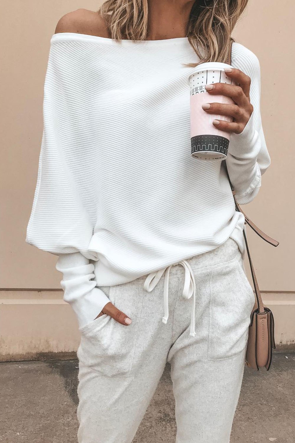 Спортивный костюм ванильного цвета