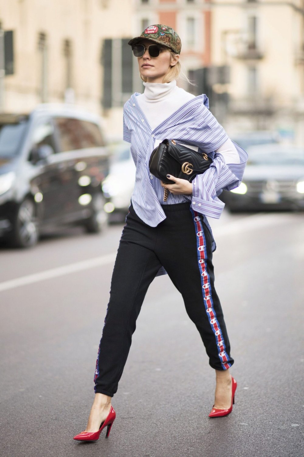 Девушка в черных кроссовках