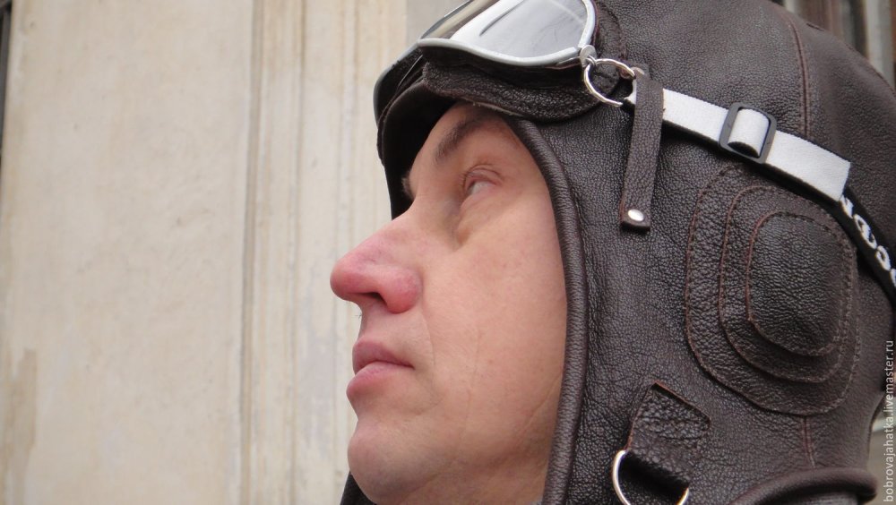 Малыши в шапках летчика