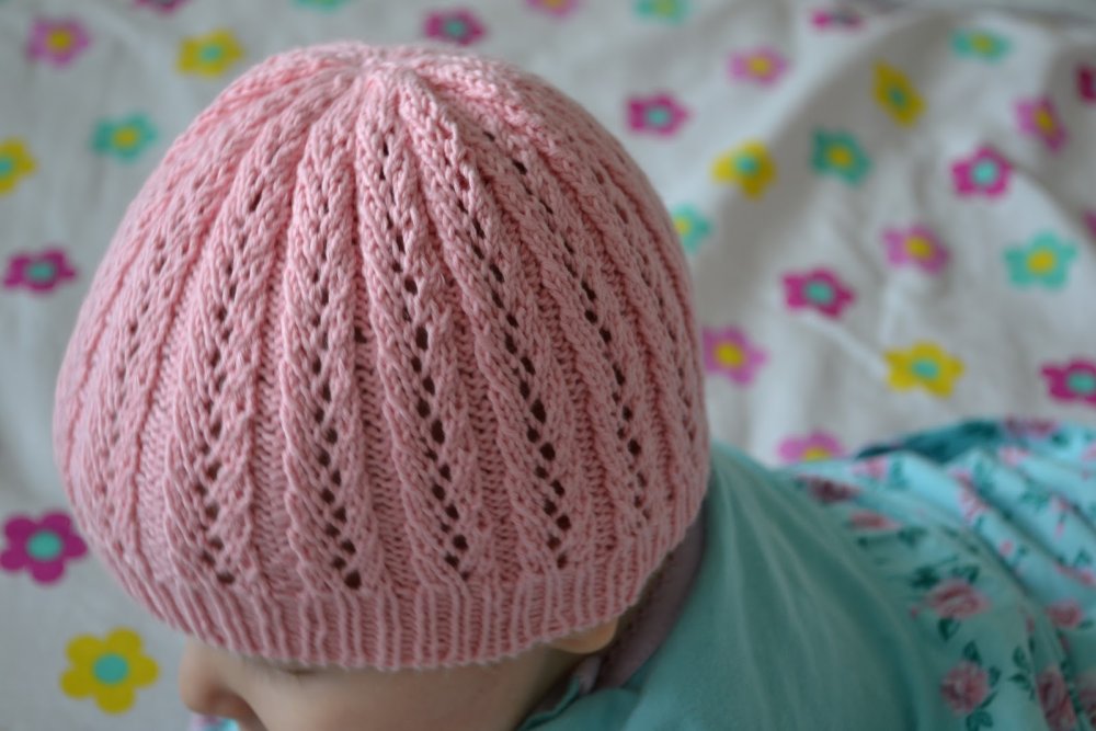 Вязаные чепчики с круглой макушкой