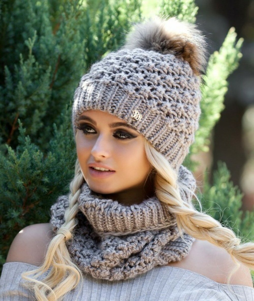 Вязаная шапка крючком женская из тонкой пряжи