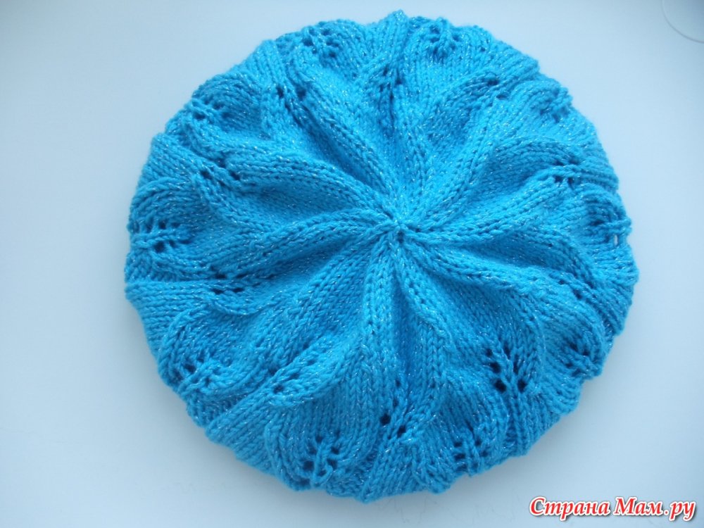 Вязаная шапка спицами из пряжи с пайетками