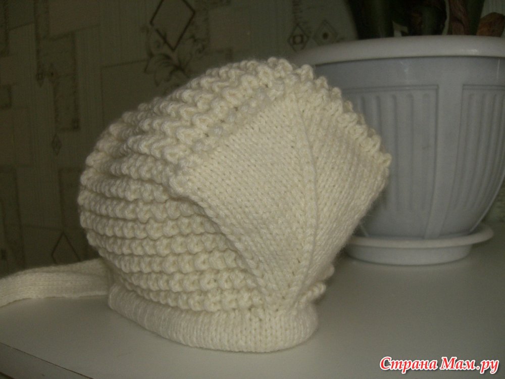 Двухцветная шапка спицами для девочки