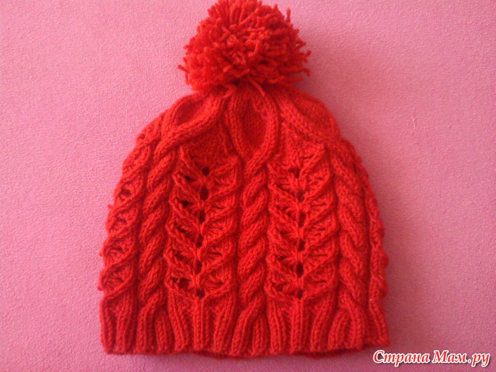 Шапка с переплетениями спицами