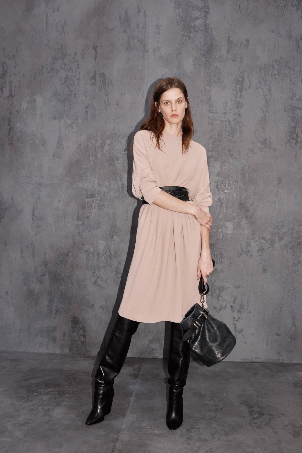 Бежевое платье с черными колготками