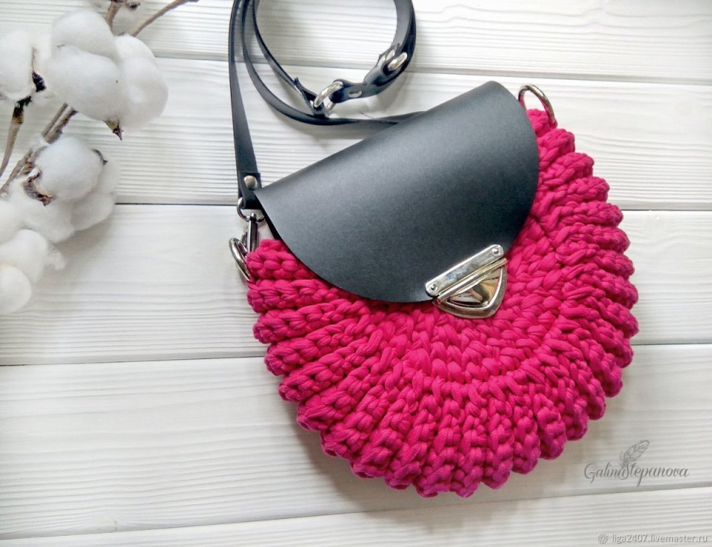 Желтая вязаная сумка