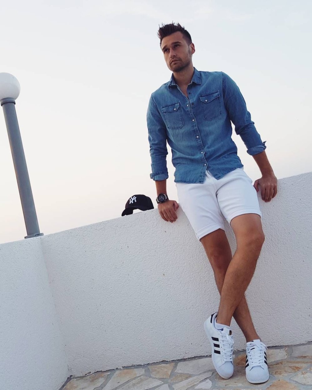 Рубашка заправленная в шорты