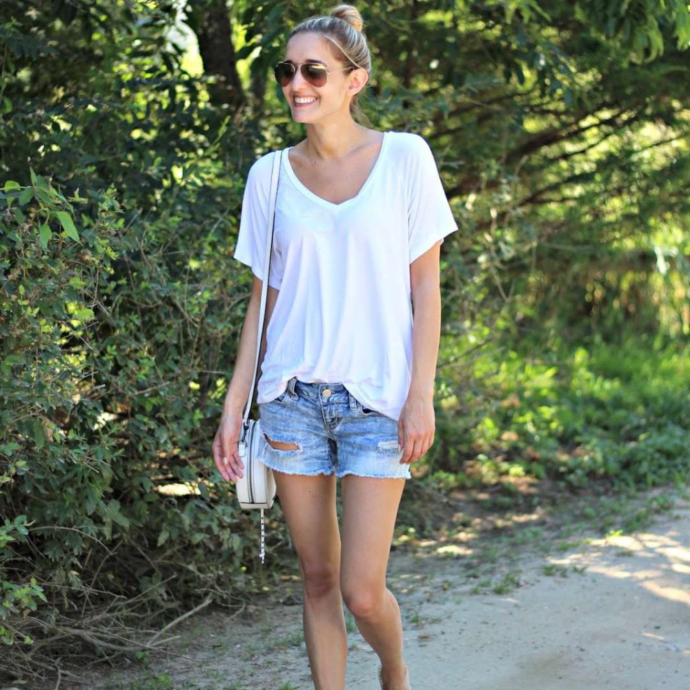 Джинсовые шорты с блузкой