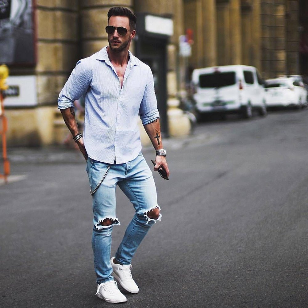 Мужчины в облегающих джинсах