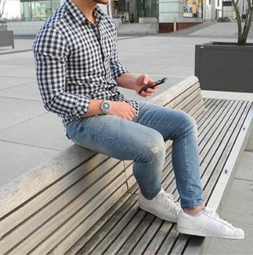 Белая рубашка и джинсы мужские