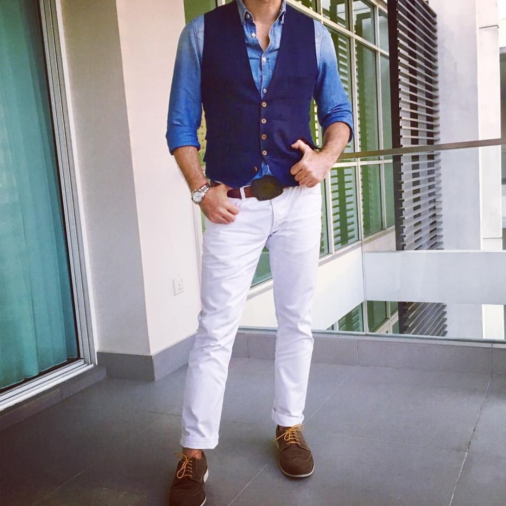 Белая рубашка и белые брюки