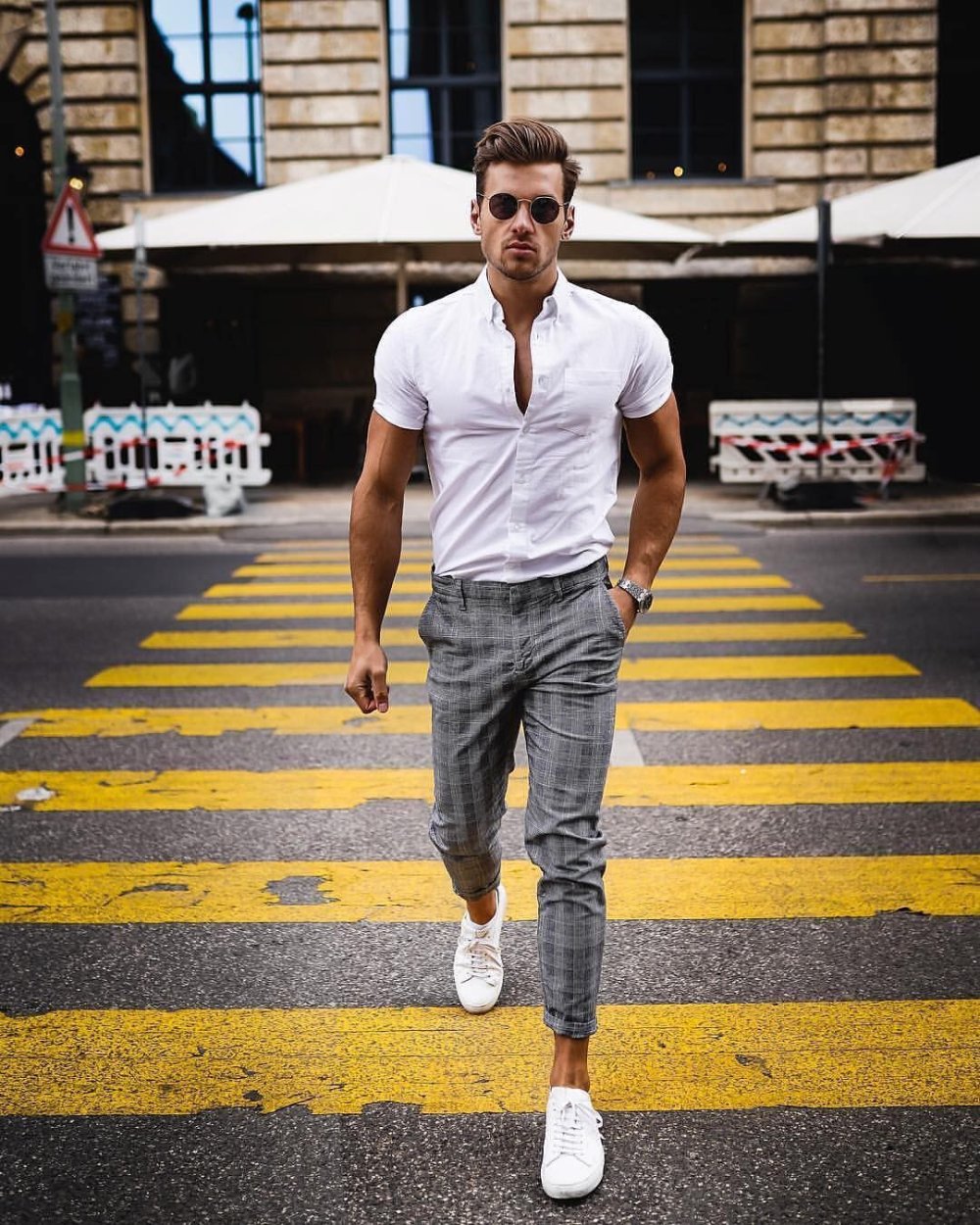 Мужчина в рубашке и брюках