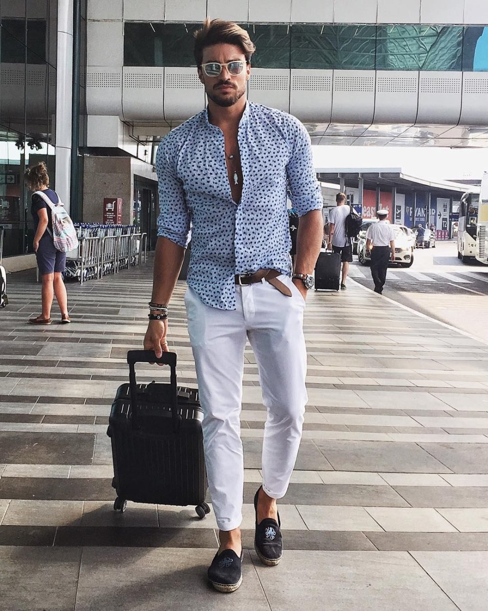 Дэвид Ганди в рубашке