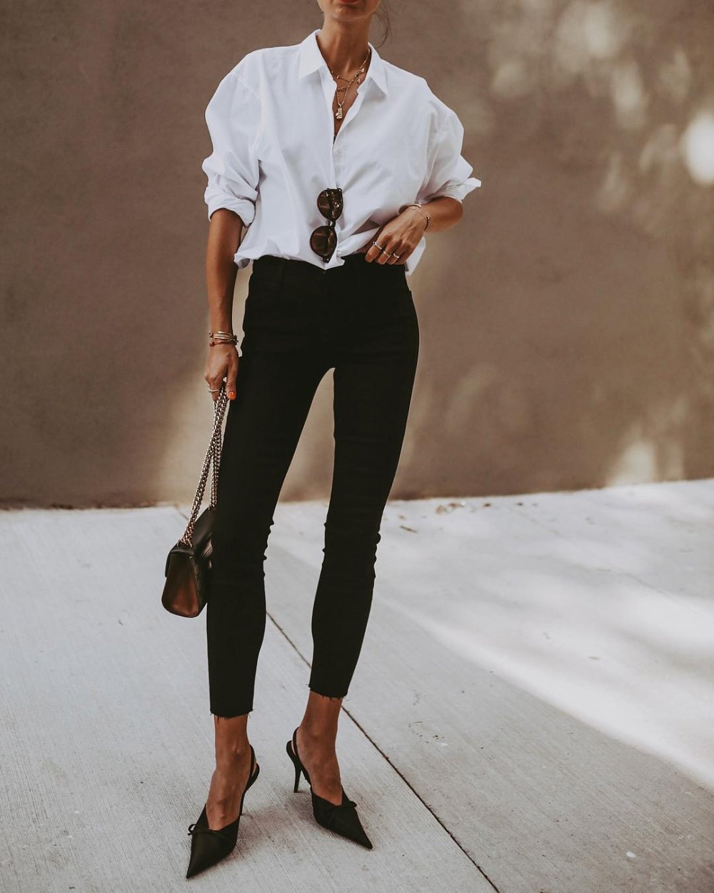 Красные брюки и белая рубашка