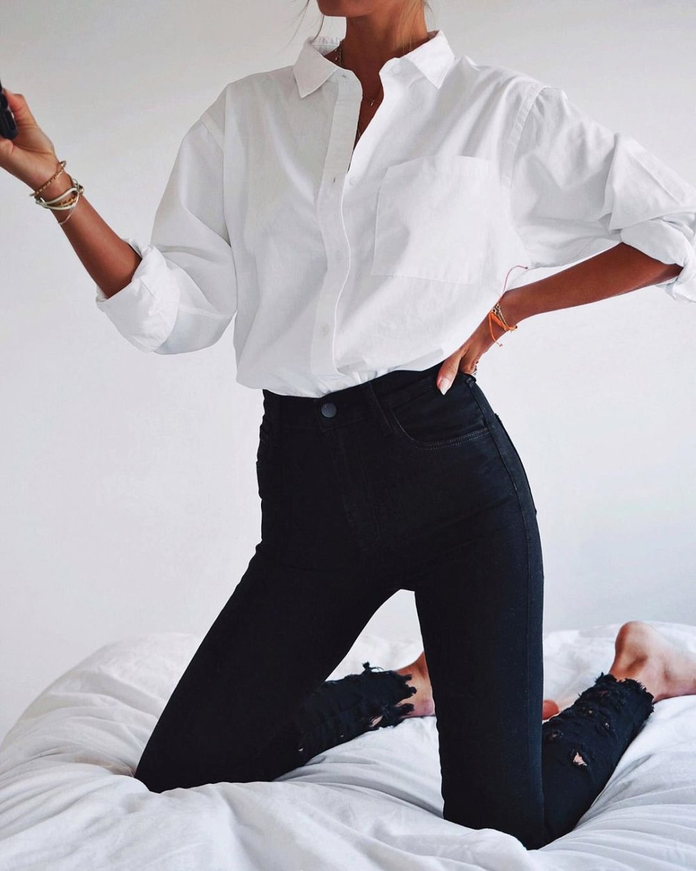 Девушка в белой рубашке