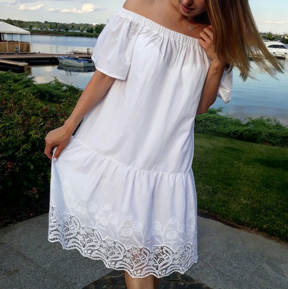 Белое платье с объемными рукавами