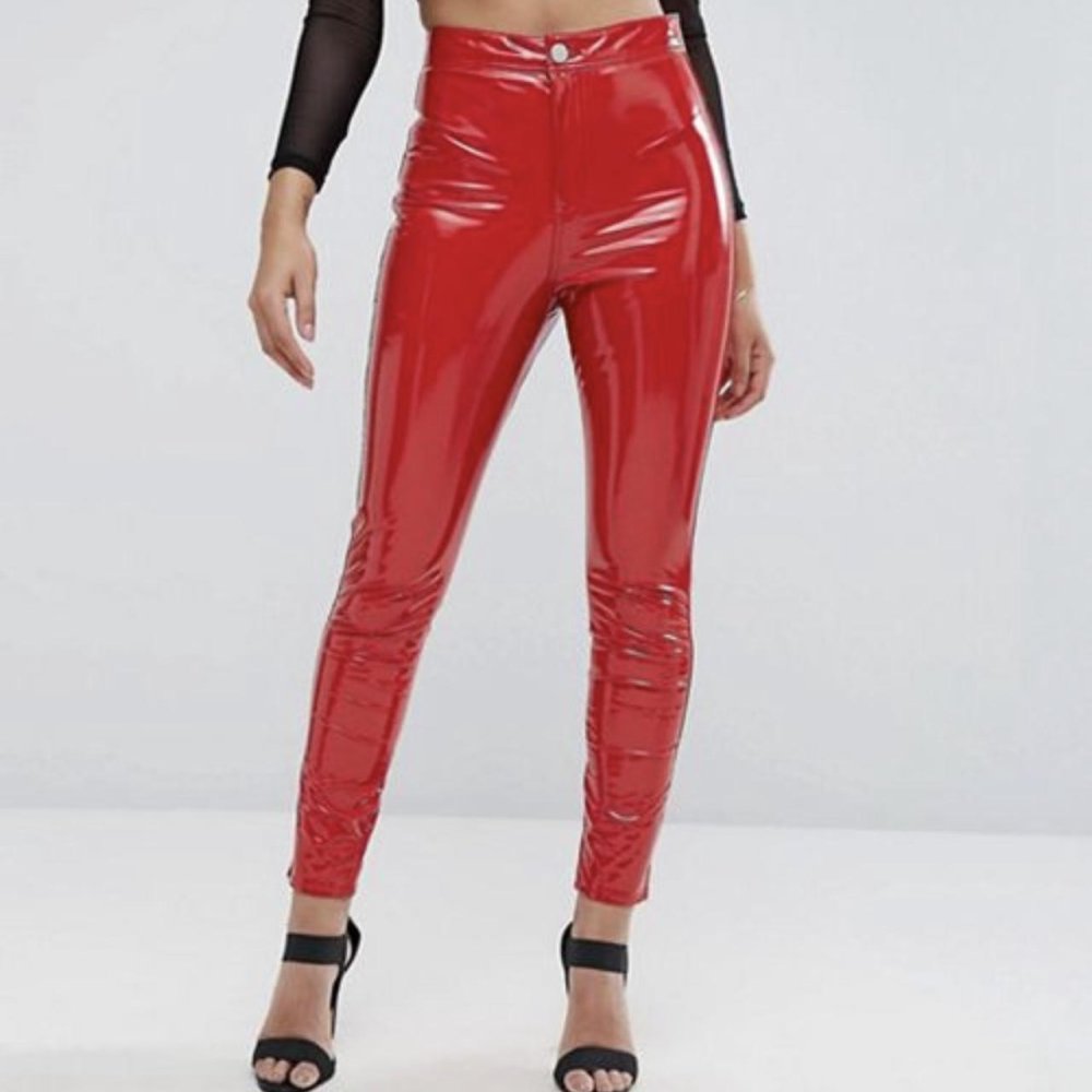 Красные брюки и белая блузка