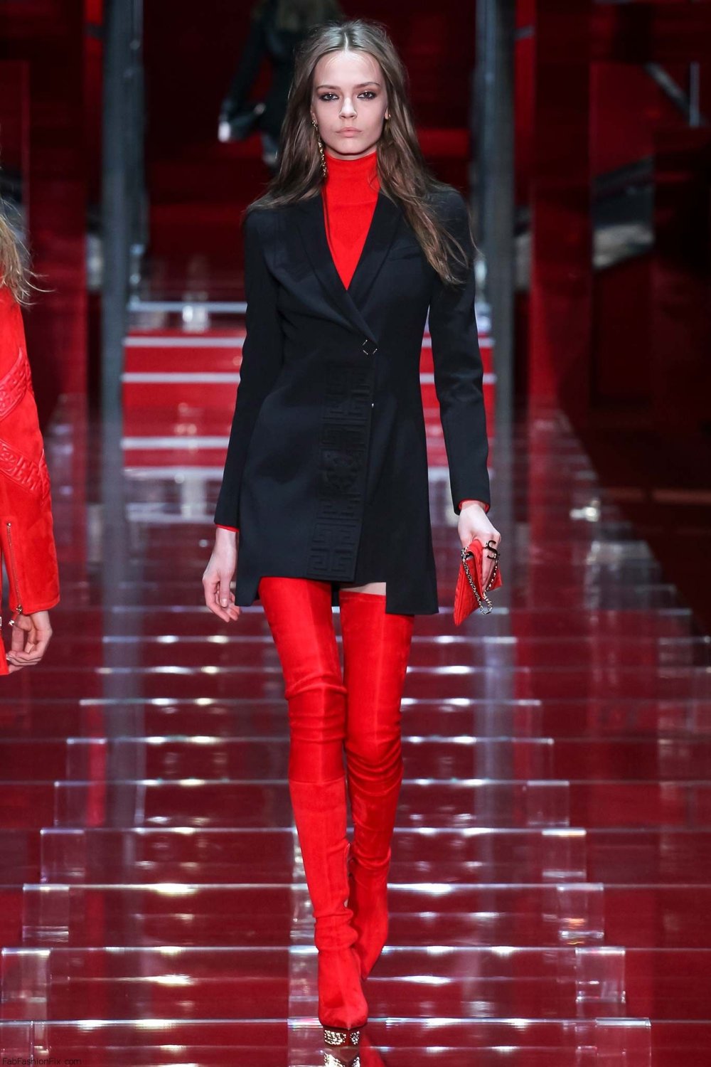 Красные виниловые брюки