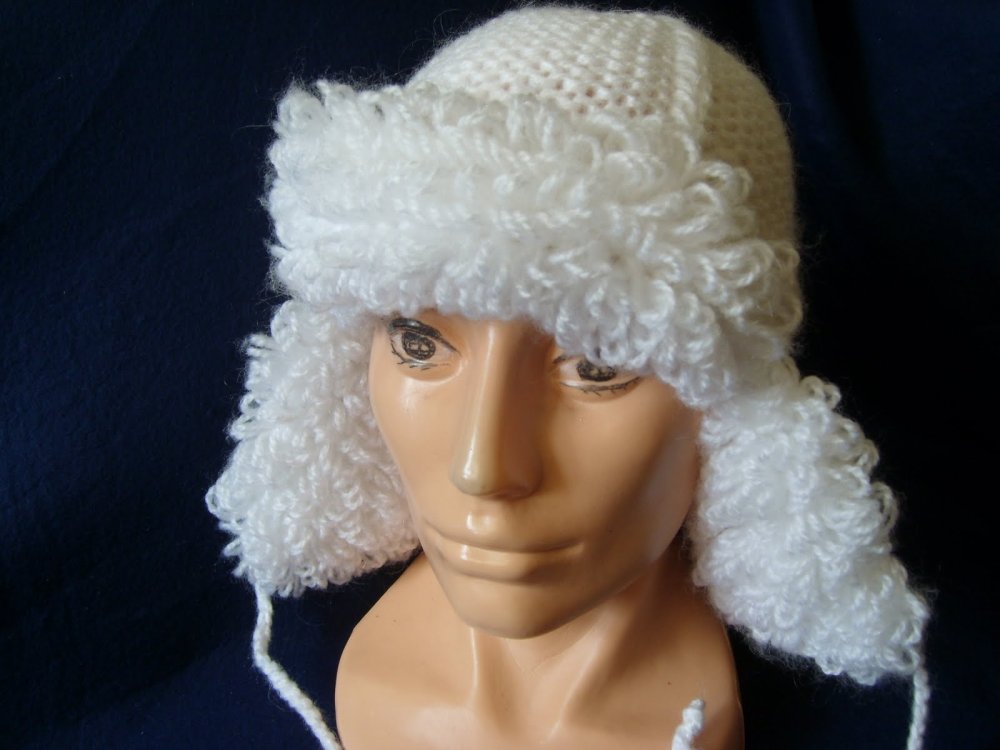 Вязаная шапка ушанка женская