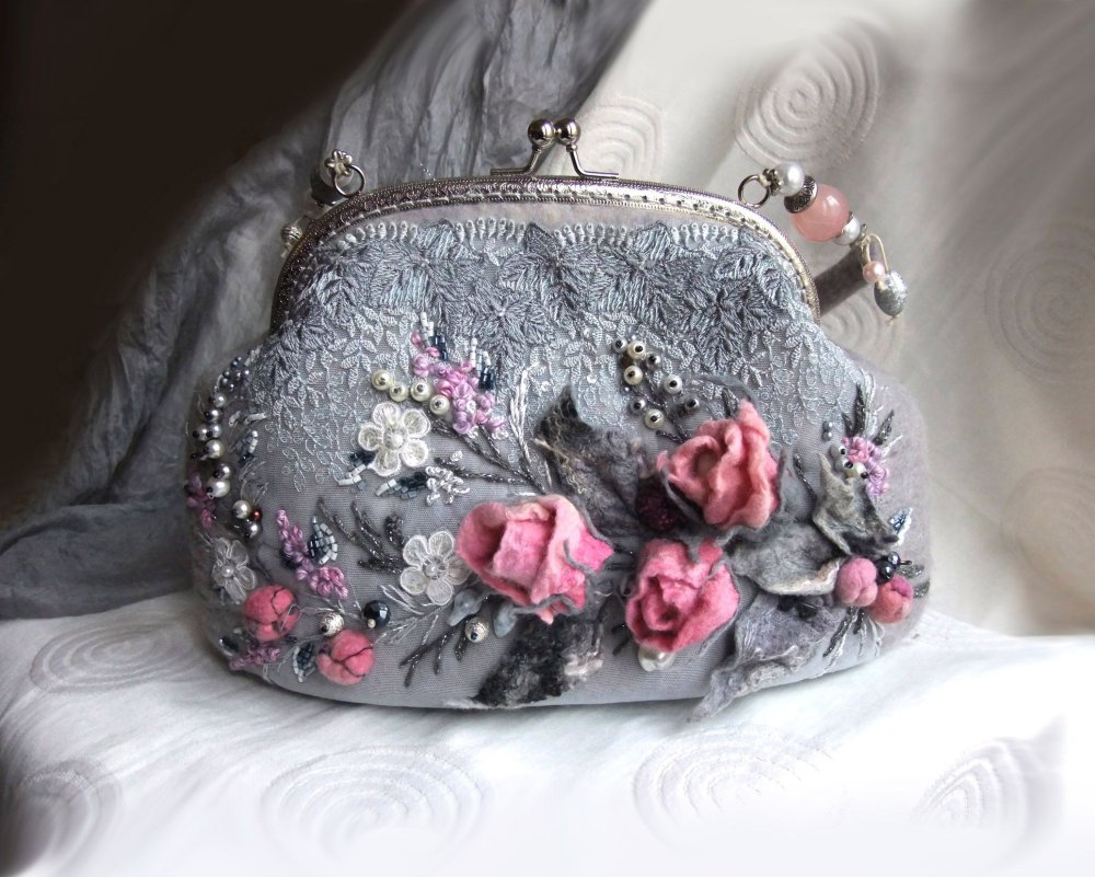 Маленькая кожаная сумочка с ручкой