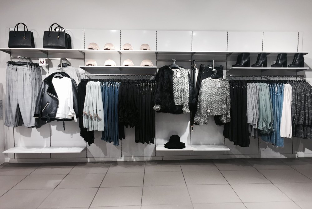 Развеска одежды в магазине