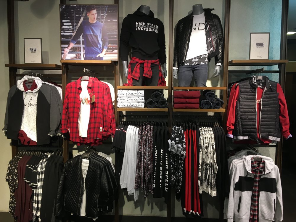 Выкладка одежды по цвету