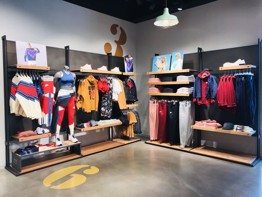 Витрина детского магазина одежды