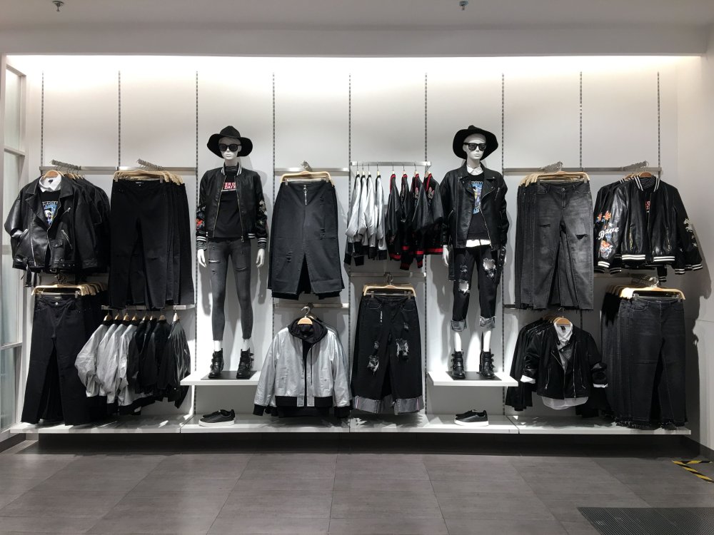 Дизайнер придумывает мебель