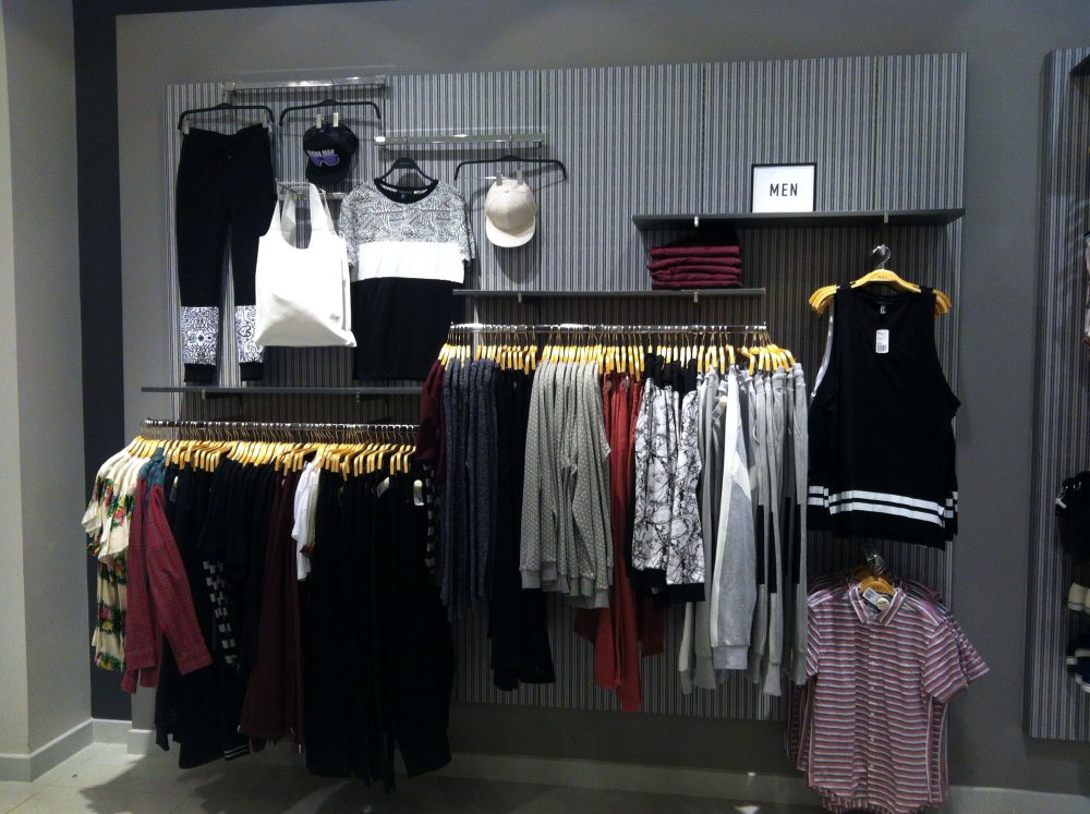 Визуальный мерчандайзинг в магазине одежды