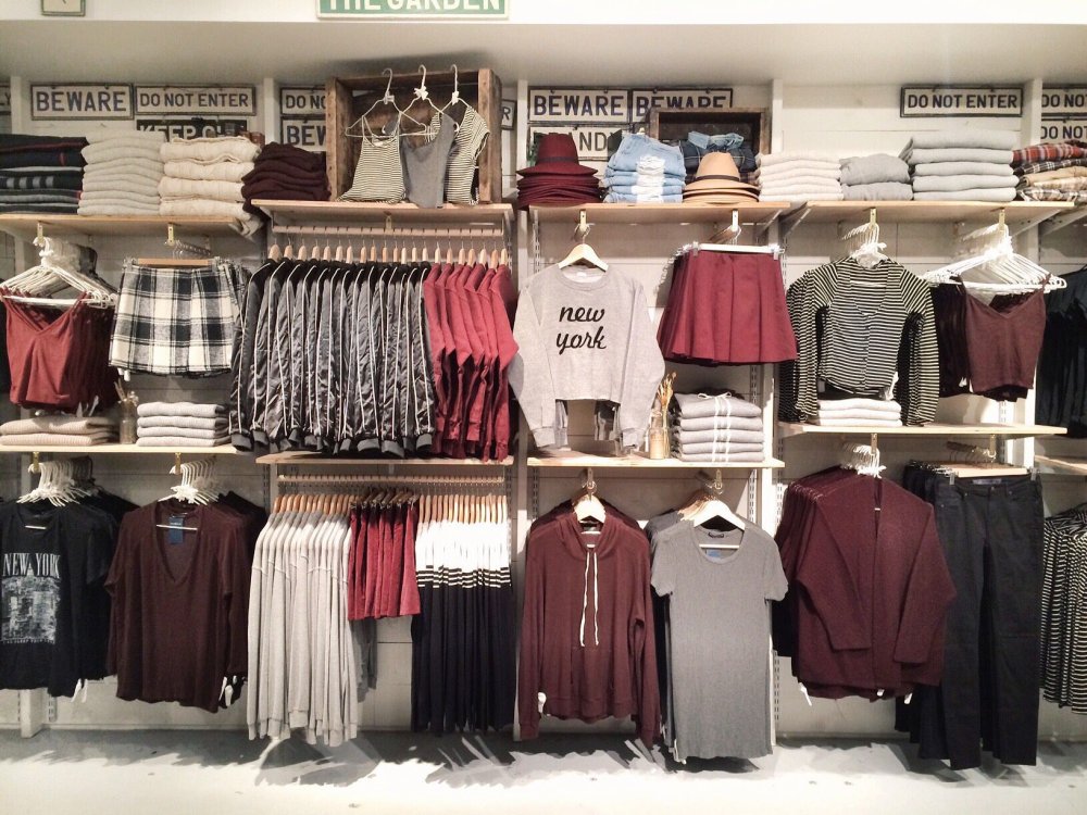 Шоу рум одежды интерьер