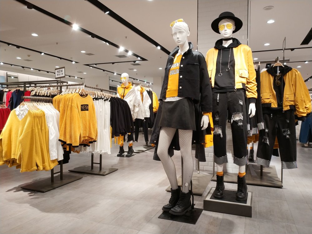 Развеска одежды в магазине